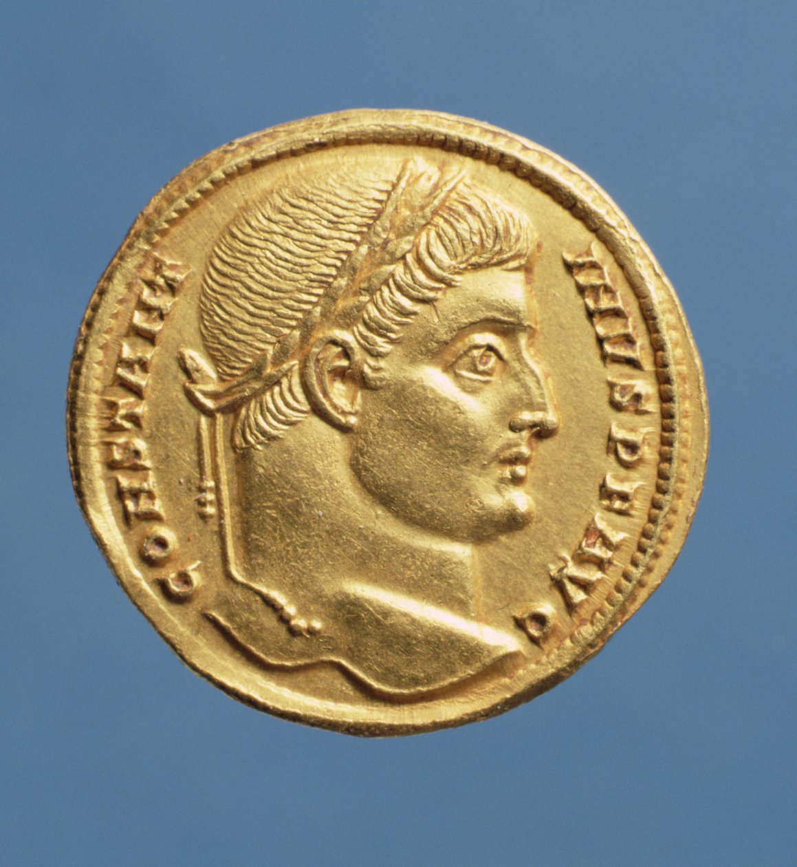 Solidus (awers) Konstantyna I Wielkiego (306-337) w wieńcu laurowym. (złoty) Napis: CONSTANTINVS P F AVG autorstwa Roman