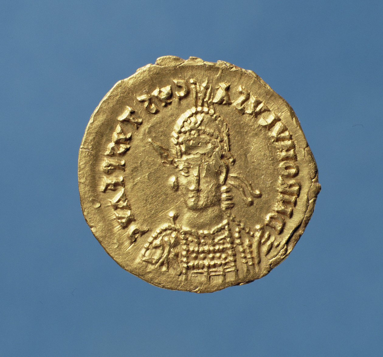 Solidus (awers) Romulusa Augustulusa (475-476) w hełmie, z napierśnikiem, z włócznią na prawym ramieniu, tarcza po lewej (złota) Napis: D N ROMVLVS AVGVSTVS P F AVG autorstwa Roman