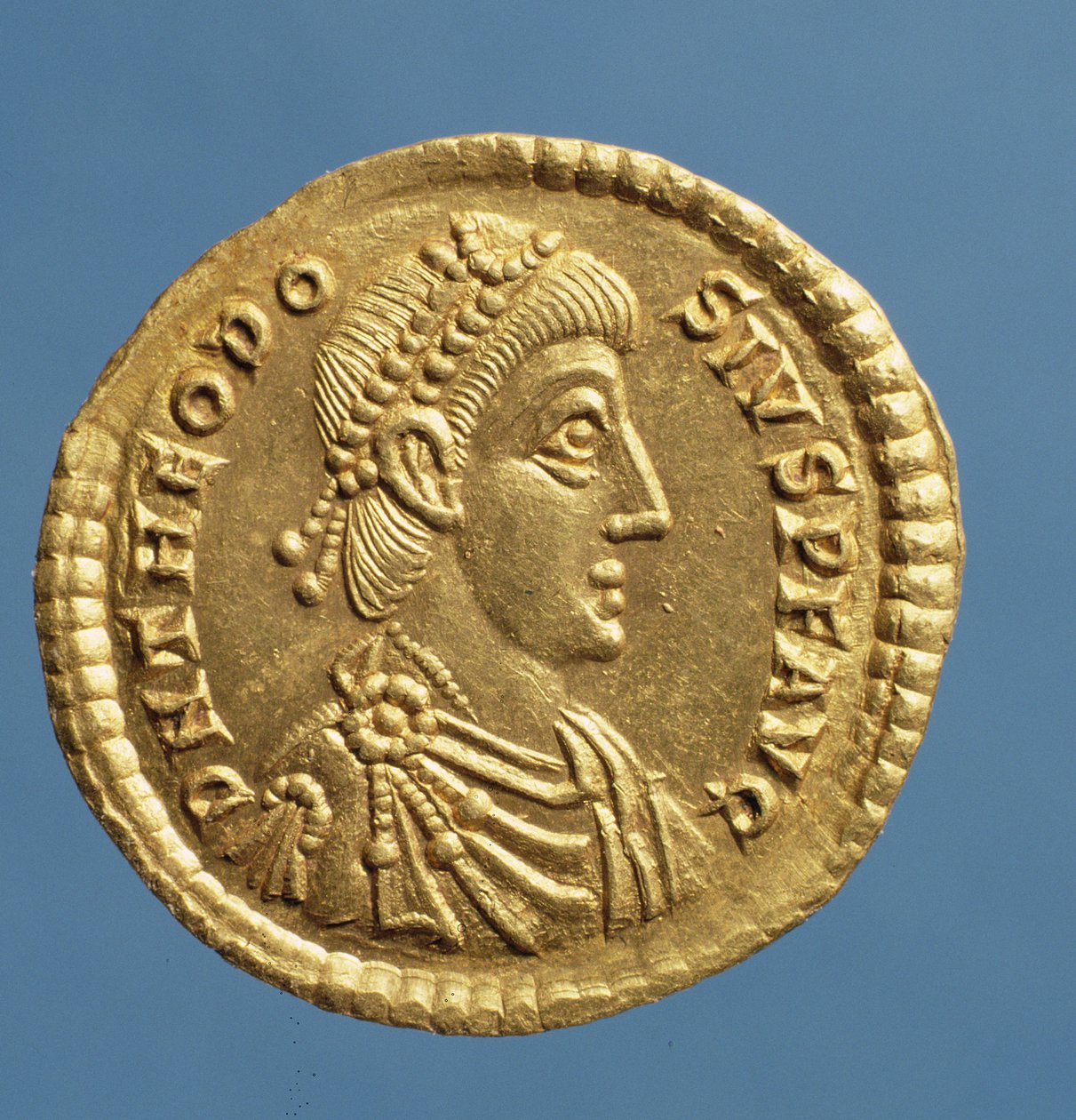 Solidus (awers) Teodozjusza I Wielkiego (379-395) udrapowany, z pancerzem i diademem. Napis: D N THEODOSIVS P F AVG (złoty) autorstwa Roman