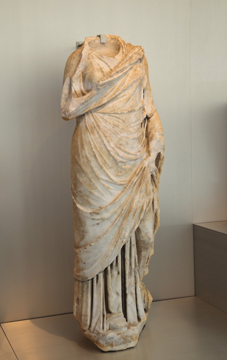 Posąg kobiety (marmur) autorstwa Roman