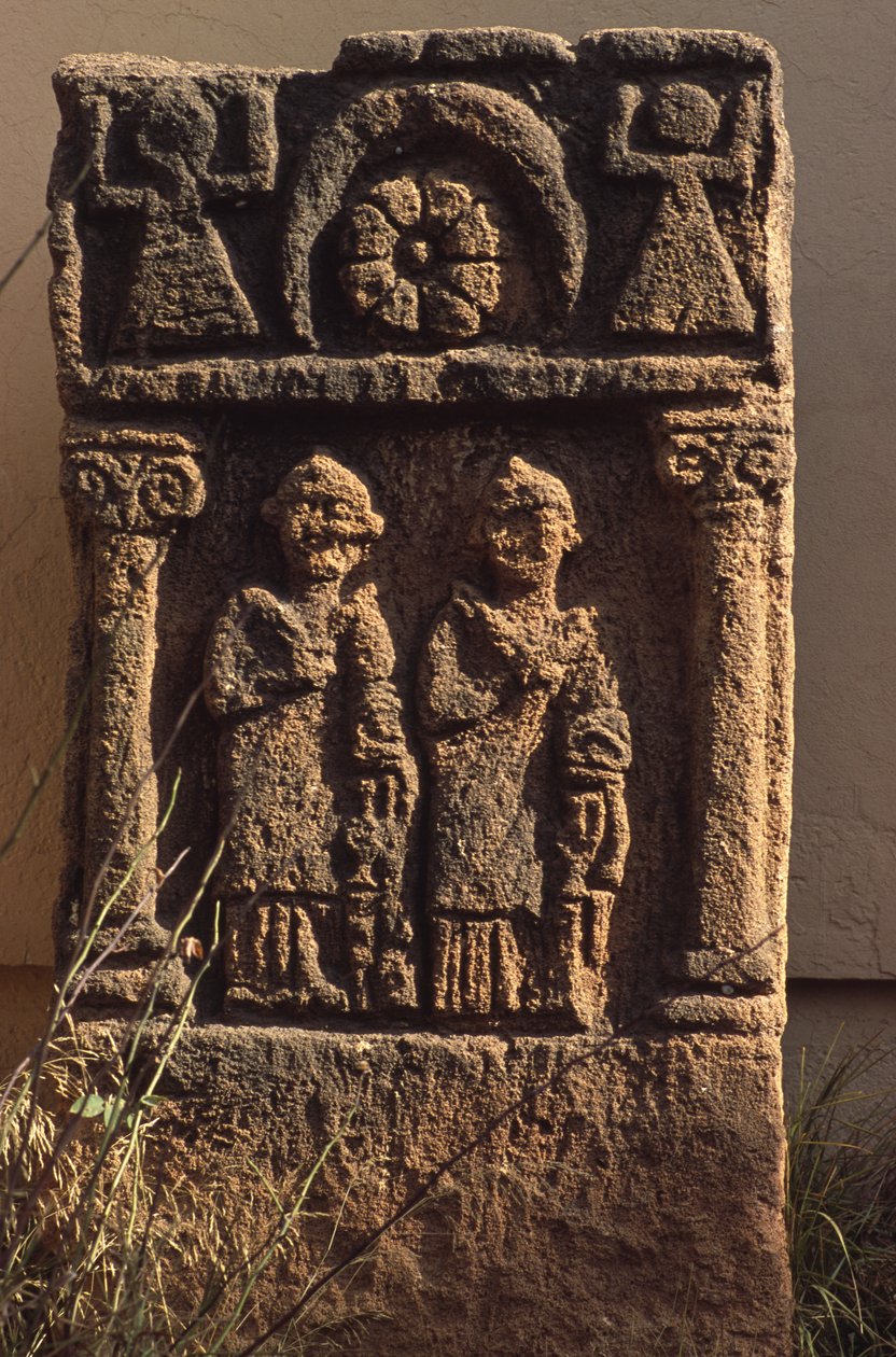 Stela z dwiema postaciami ludzkimi autorstwa Roman