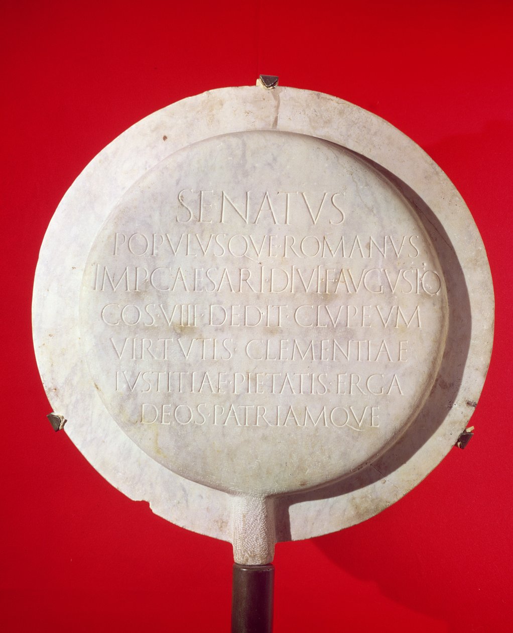 Tarcza wotywna na cześć Augusta (63-14 pne) 26 pne (marmur) autorstwa Roman