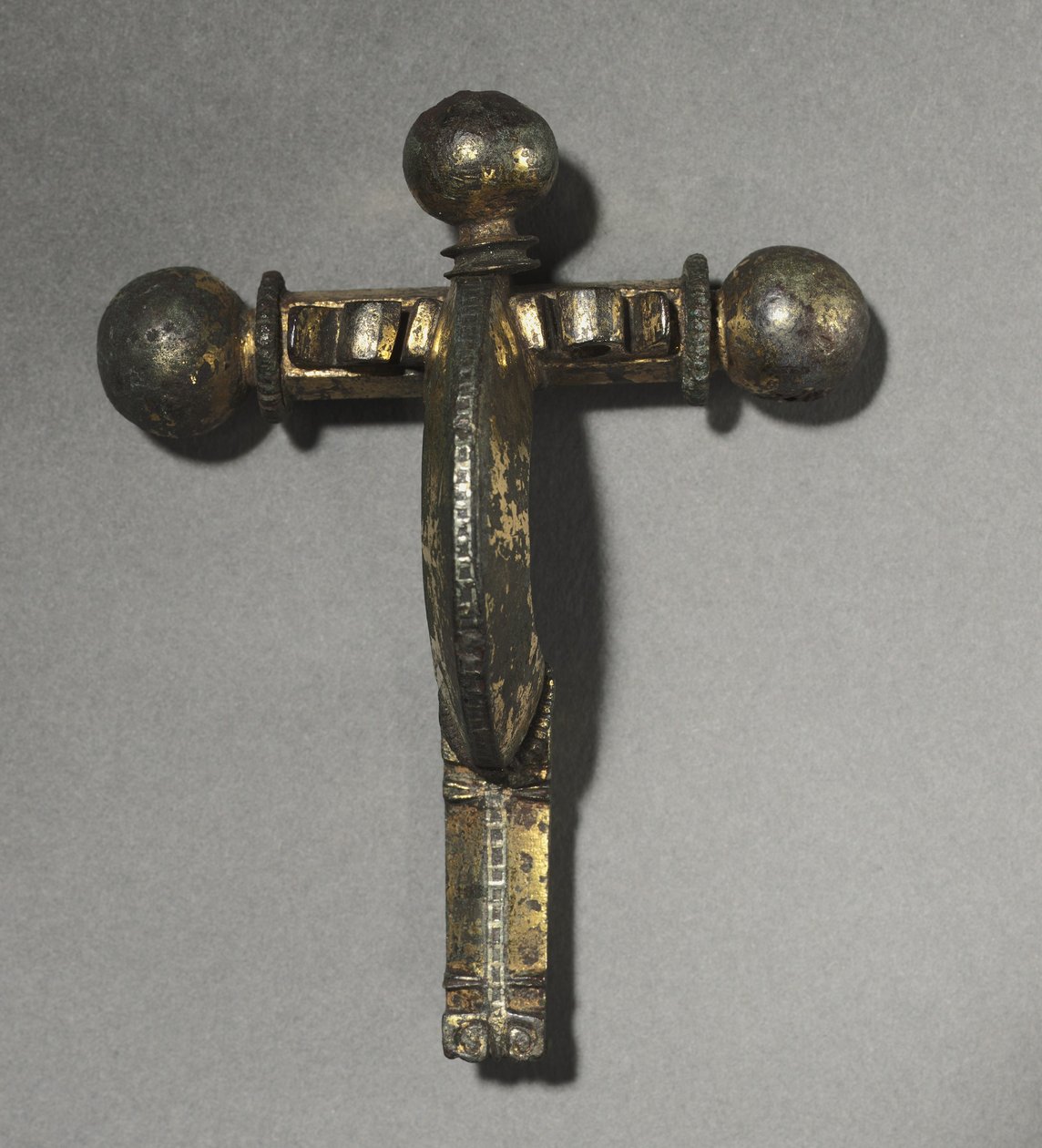 Kusza Fibula, ok. 350-400 (brąz, pozłacany brąz, srebro i niello) autorstwa Roman