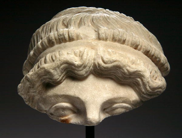 Fragment posągu (marmur) autorstwa Roman