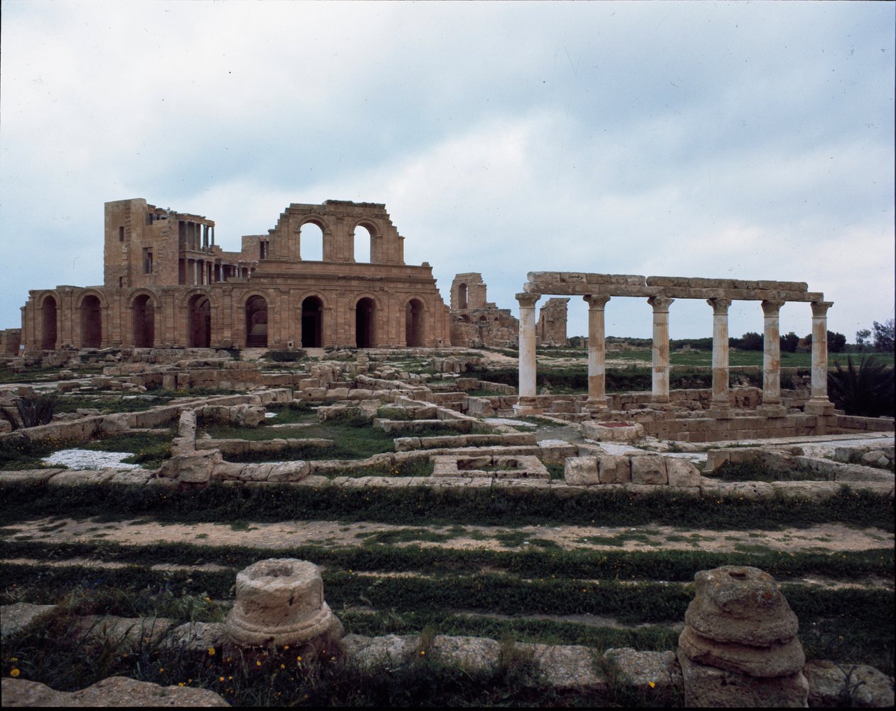 Teatr rzymski i dom perystylowy, II-III w. autorstwa Roman
