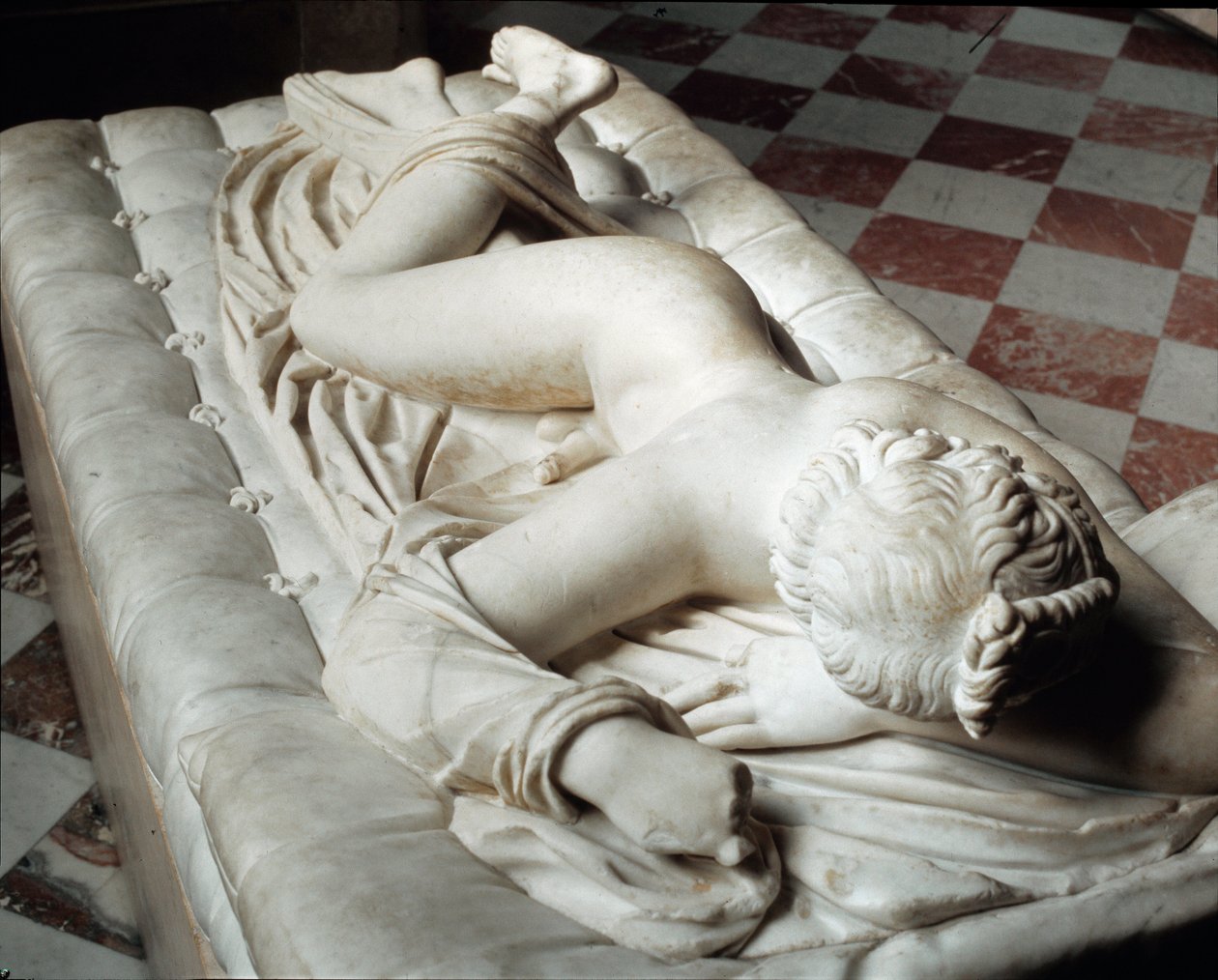 Śpiący Hermafrodyta (marmurowa rzeźba, II wpne) autorstwa Roman