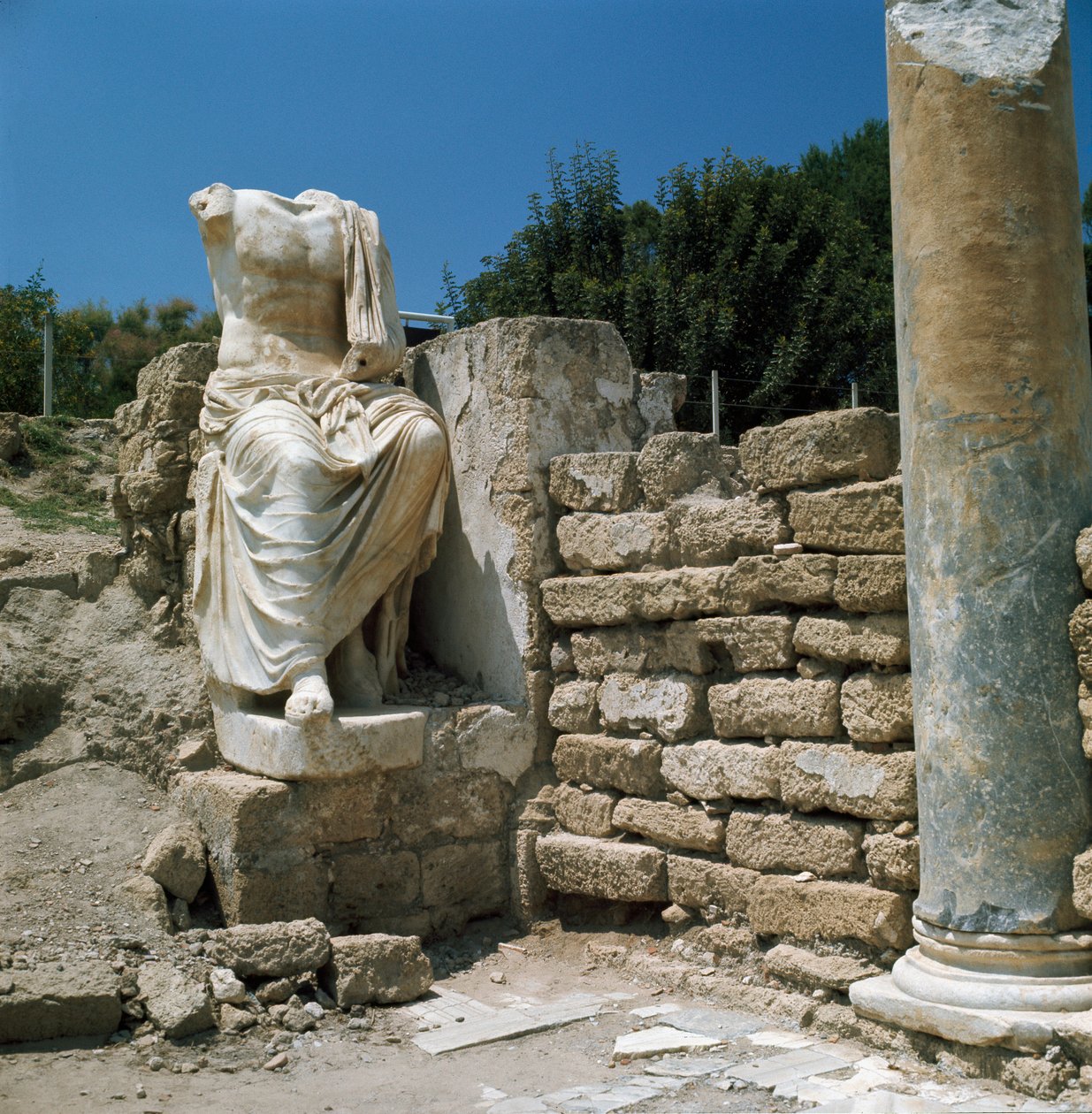 Posąg i pozostałości archeologiczne autorstwa Roman