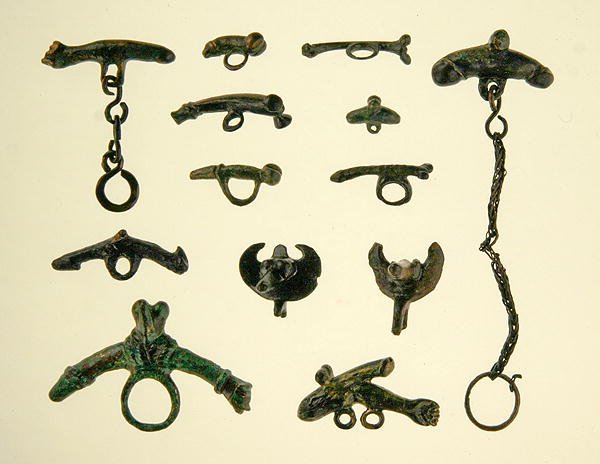 Amulety Phalloi (brąz) autorstwa Roman Roman