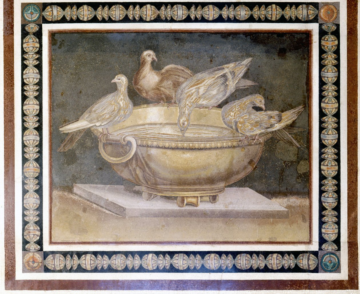Mozaika rzymska przedstawiająca 4 gołębie. autorstwa Roman Roman