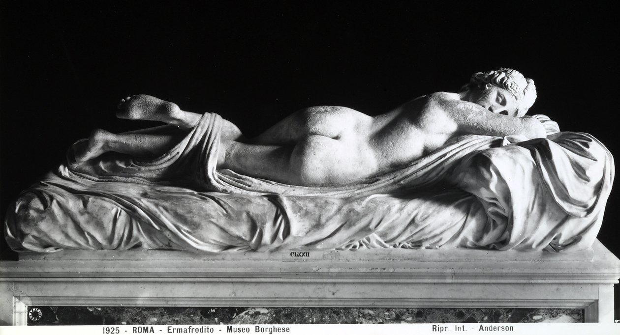 Śpiący hermafrodyta (marmur) (zdjęcie czarno-białe) autorstwa Roman Roman