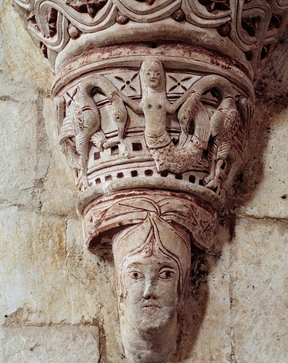 Syrena, rzeźbiona głowica prezbiterium autorstwa Romanesque