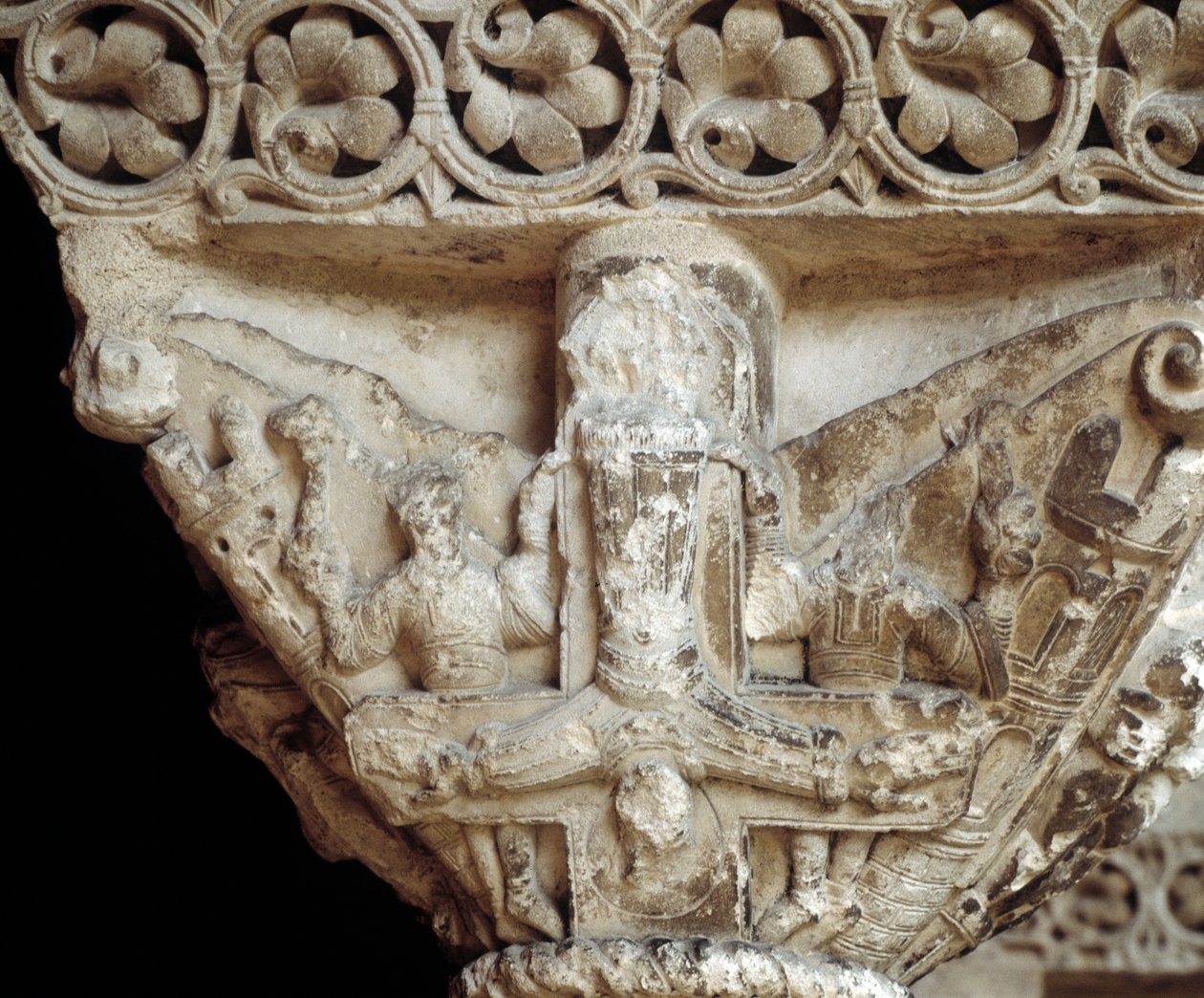 Kapitał przedstawiający św Piotra na krzyżu (rzeźba autorstwa Romanesque