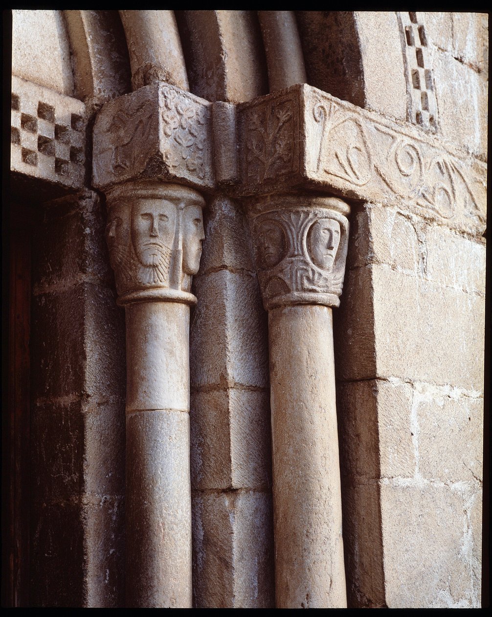 Stolice kościoła autorstwa Romanesque