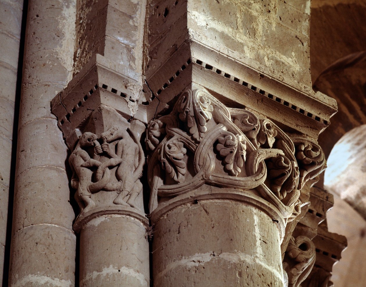 Rzeźbiona stolica nawy autorstwa Romanesque