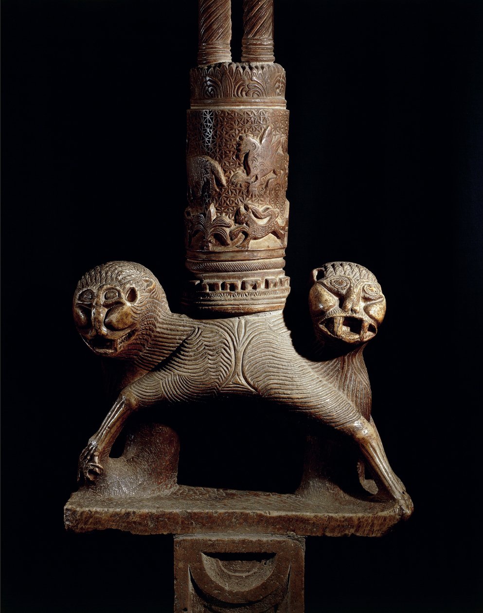 Fragment świecznika wielkanocnego z lwami autorstwa Romanesque