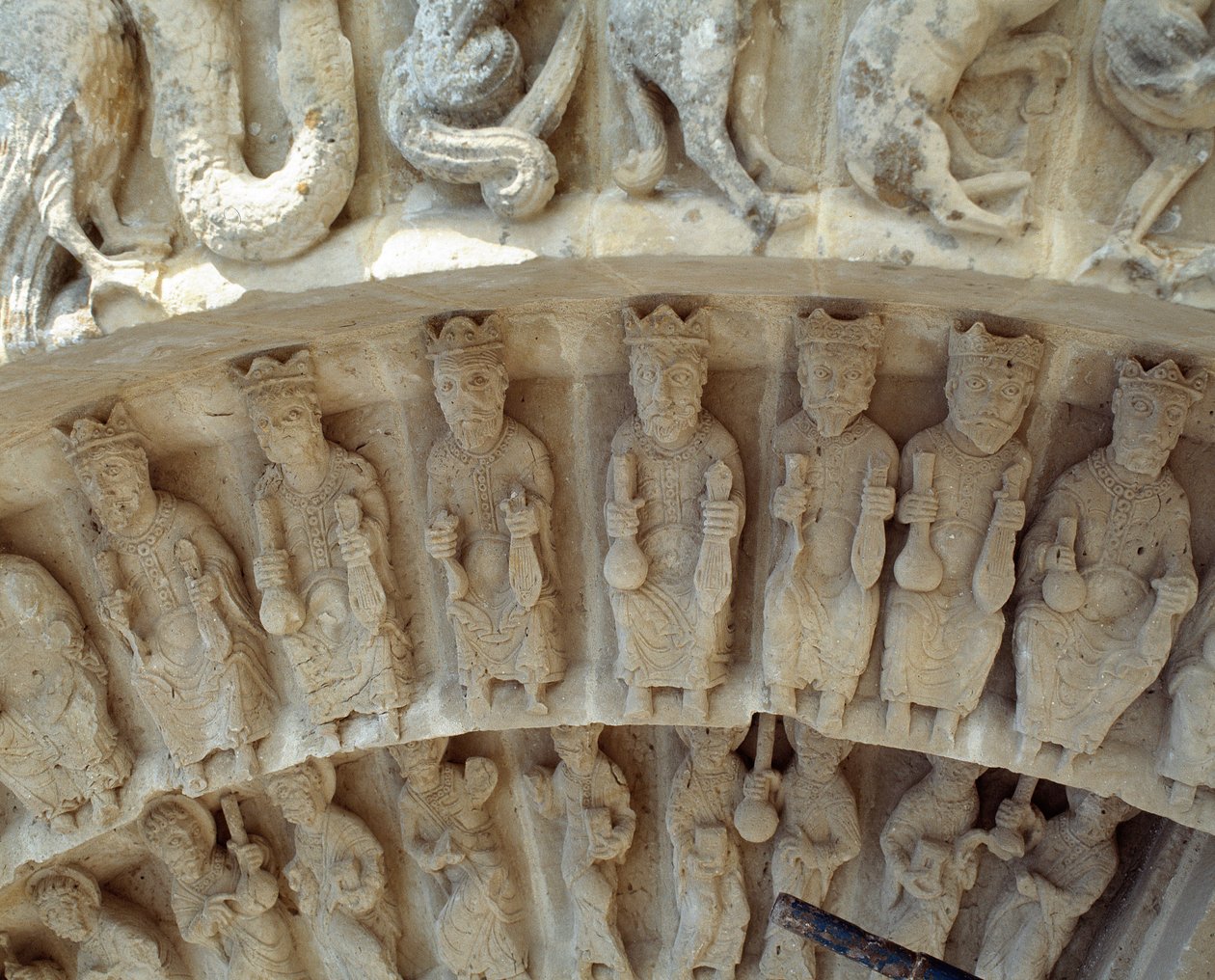 Detal rzeźby portalu południowego autorstwa Romanesque