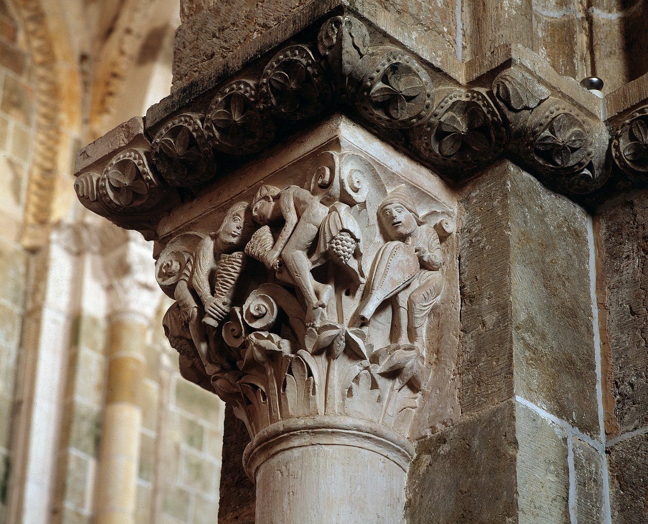 Reprezentacja Wiatrów (rzeźbiona stolica) autorstwa Romanesque