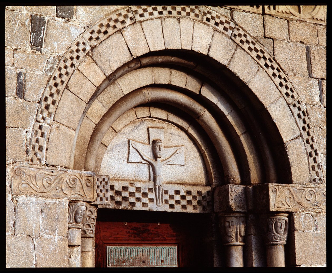 Tympanon kościoła autorstwa Romanesque