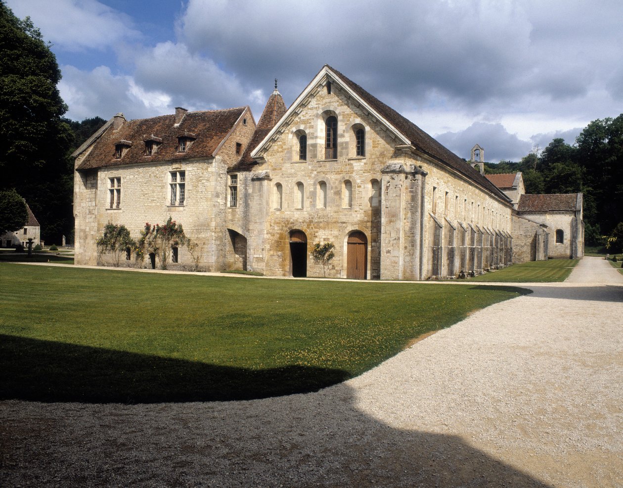 Widok na więzienie, skryptorium i kapitularz autorstwa Romanesque