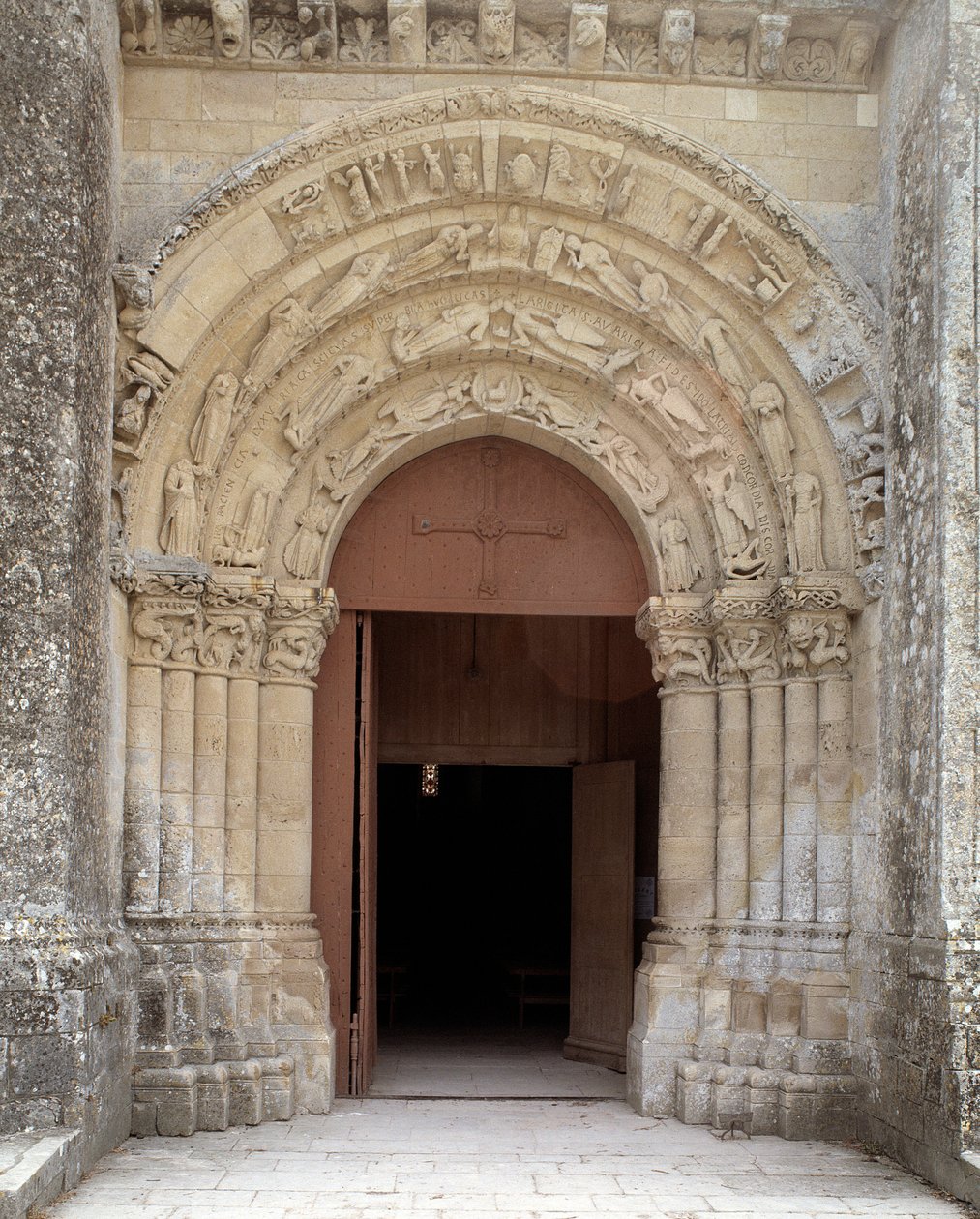 Widok portalu centralnego autorstwa Romanesque