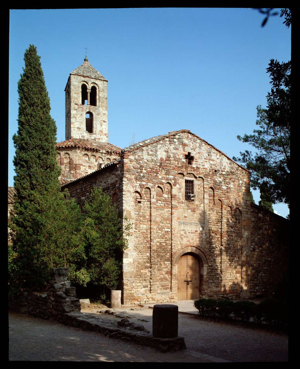 Widok na kościół autorstwa Romanesque