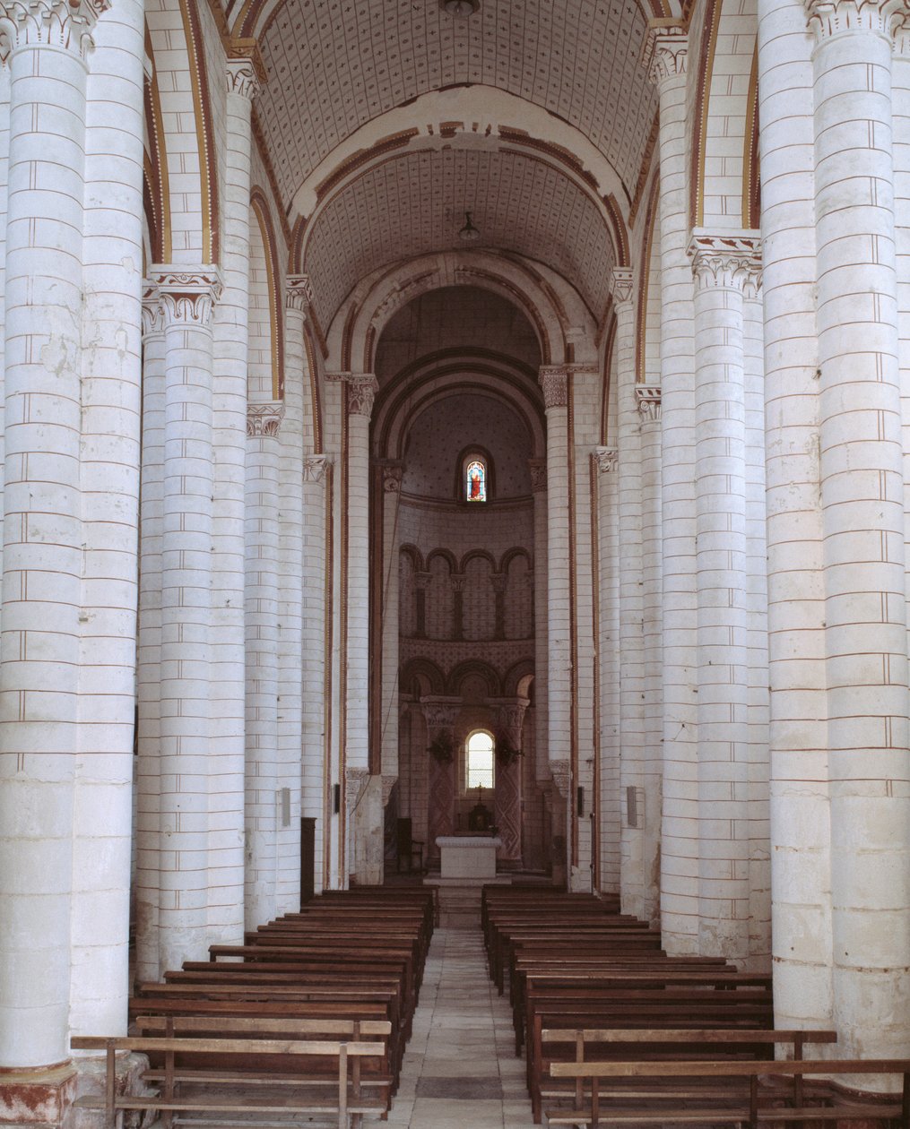 Widok nawy autorstwa Romanesque