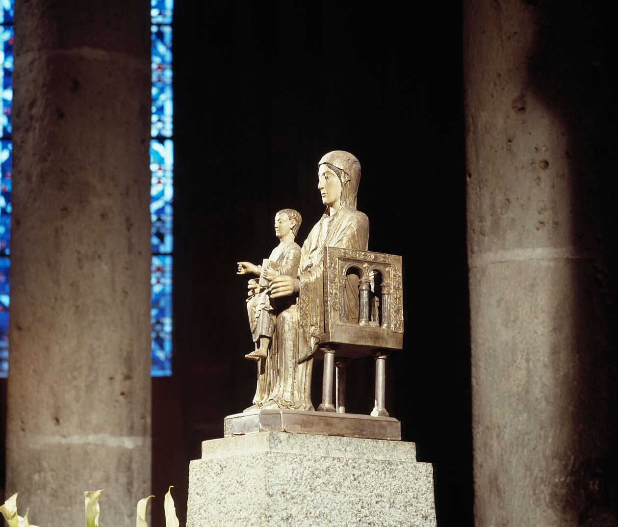 Dziewica z Dzieciątkiem (rzeźba) autorstwa Romanesque