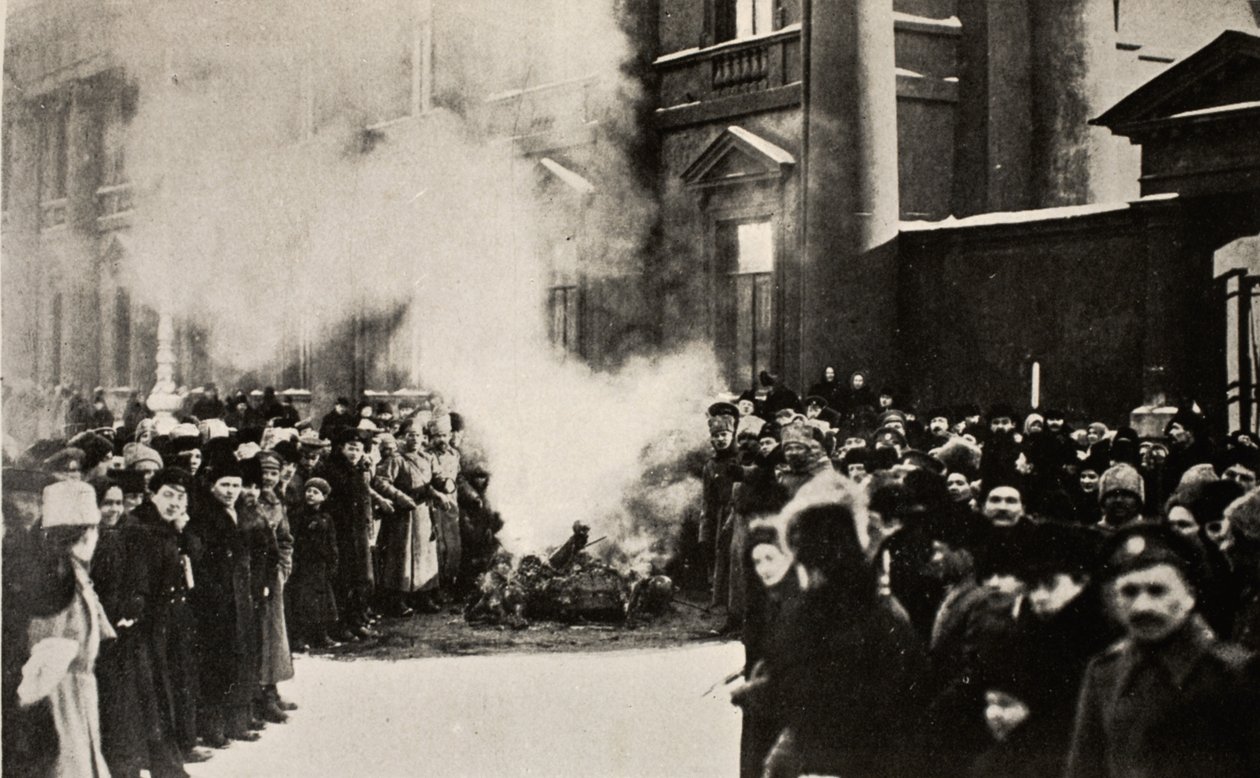 Palenie godła królewskiego, 1917 r. autorstwa Russian Photographer
