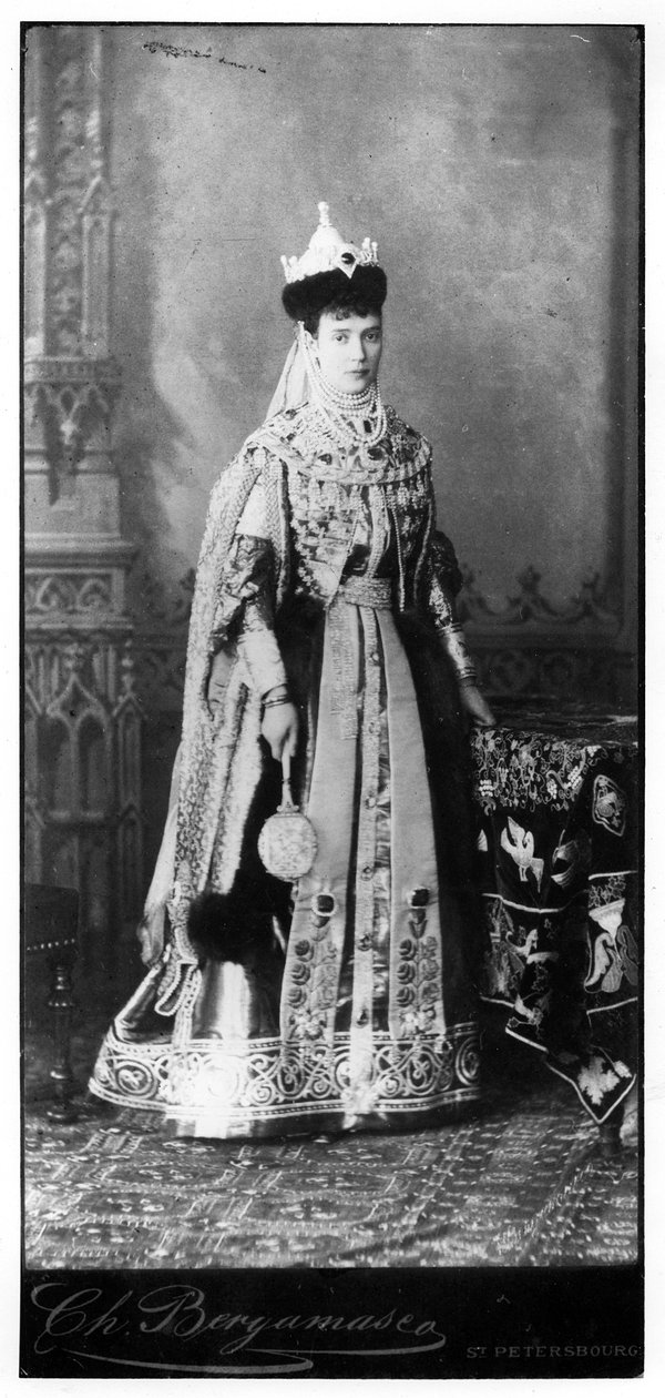 Maria Feodorowna w tradycyjnym stroju rosyjskim, ok. 1860 r. autorstwa Russian Photographer
