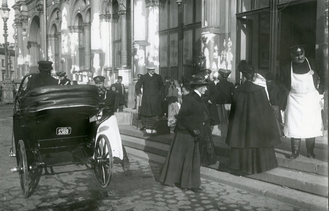 Tragarze i pasażerowie przed dworcem kolejowym Mikołaja, Newski Prospekt, Petersburg, ok. 1913 r. autorstwa Russian Photographer