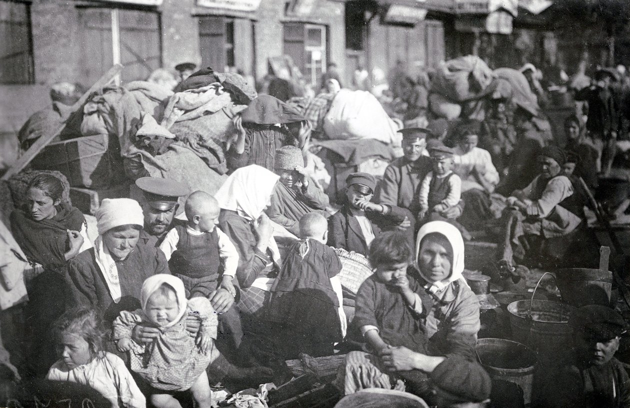 Uchodźcy w Petersburgu, 1915 autorstwa Russian Photographer