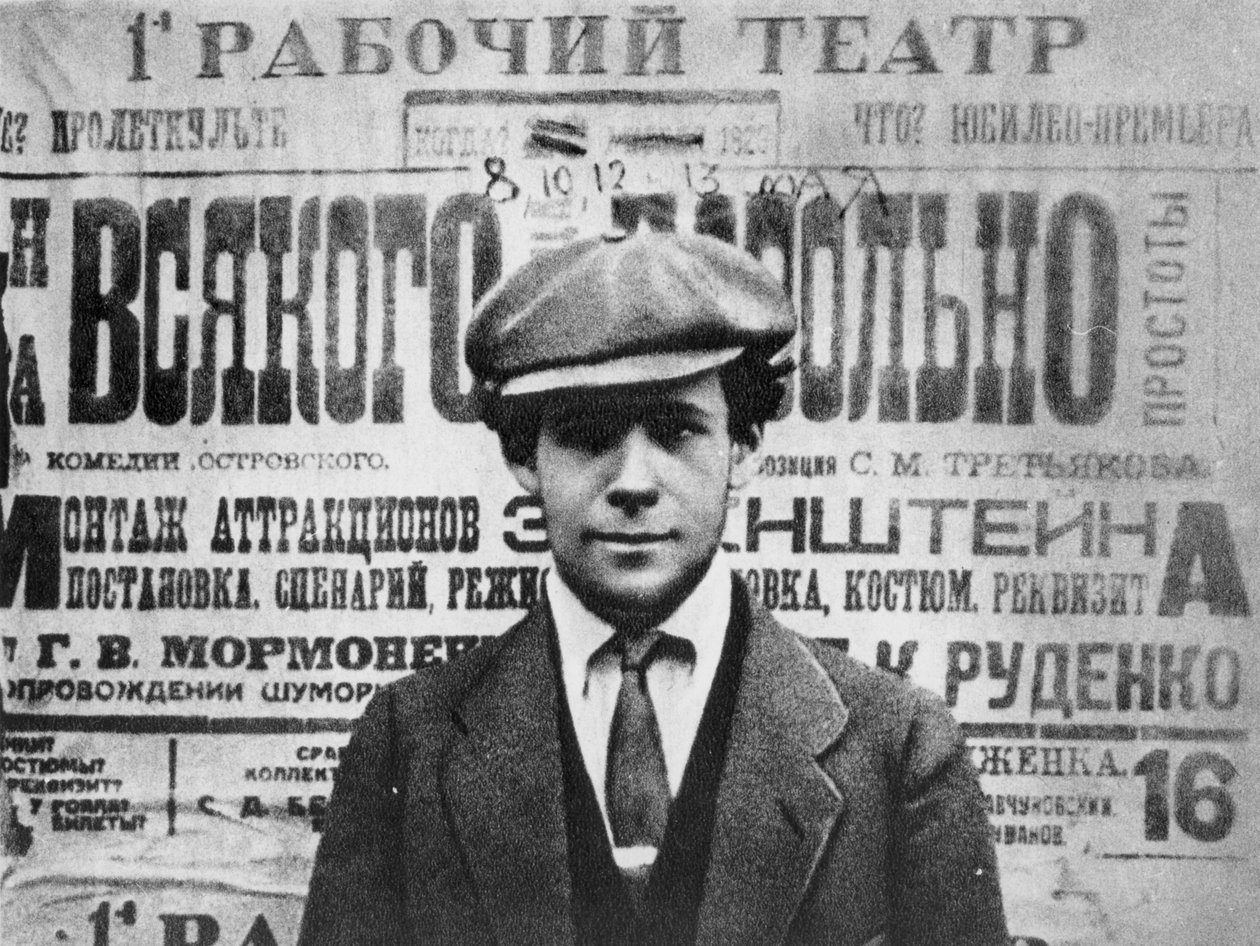 Siergiej Eisenstein (1898-1948) przed plakatem do sztuki, Sagesse, 1923, od Serge Eisenstein, Reflexions dun Cineaste, wyd. w Moskwie, 1958 autorstwa Russian Photographer