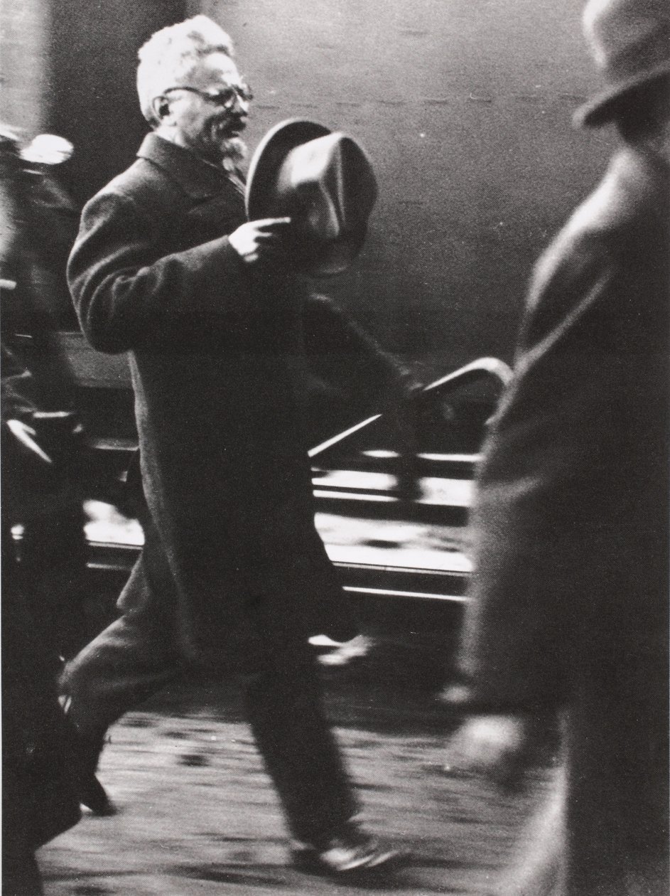 Trocki przybywa do Paryża (zdjęcie w sepii) autorstwa Russian Photographer