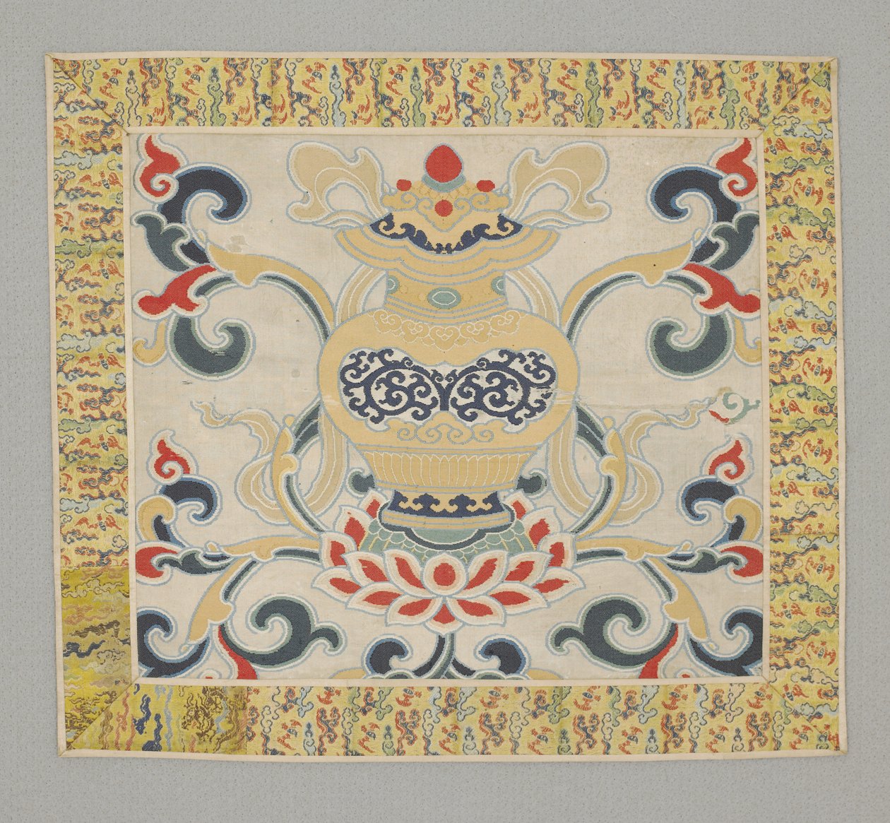 Osiem cennych buddyjskich rzeczy, wazon autorstwa School Chinese