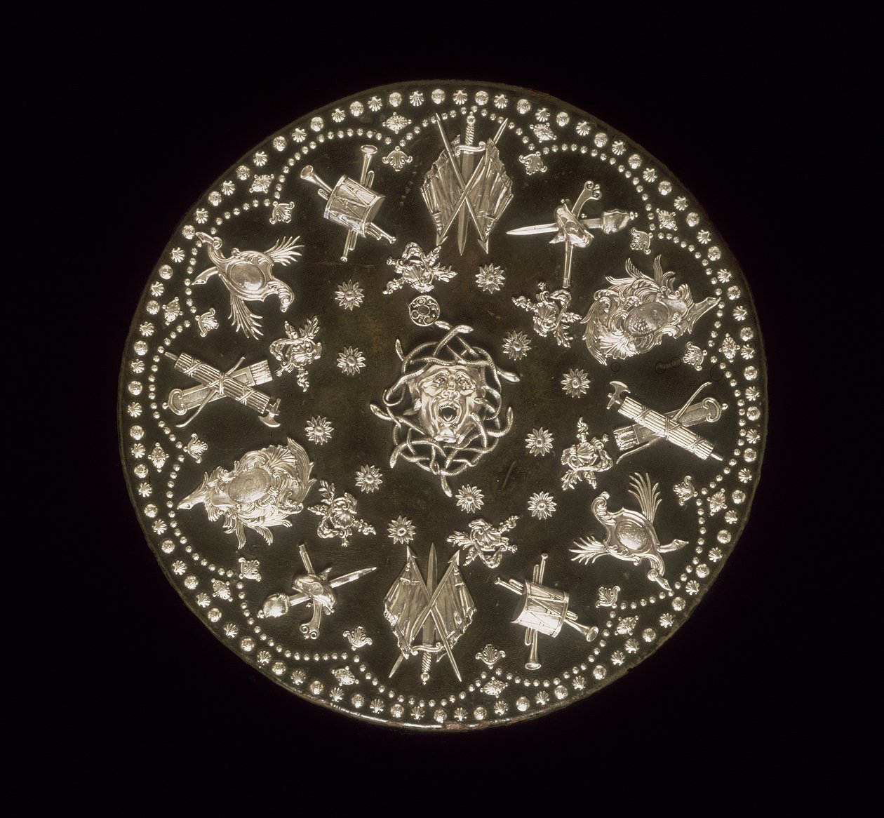 Dress Targe, część stroju podarowanego Karolowi Edwardowi Stuartowi przez Jamesa, 3. księcia Perth, 1740 (drewno, świńska skóra i srebro) autorstwa Scottish School