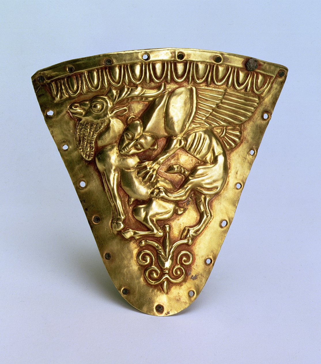 Rhyton (naczynie rytualne w kształcie rogu) z płaskorzeźbą bajecznego skrzydlatego stworzenia atakującego kozę, styl grecko-wschodni, z królestwa Bosporańskiego, połowa V w. p.n.e. (złoto) autorstwa Scythian