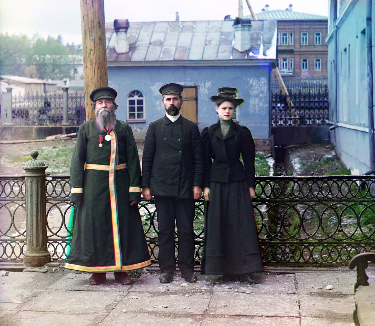 Trzy pokolenia: A.P. Kalganov z synem i wnuczką pozowali na zewnątrz w fabryce broni Zlatoust; dwie ostatnie prace w sklepach zakładu, Imperium Rosyjskie, 1910 autorstwa Sergey Prokudin Gorsky