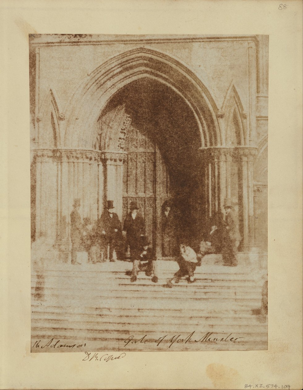 Grupa mężczyzn przy południowym wejściu do York Minster. autorstwa Sir David Brewster