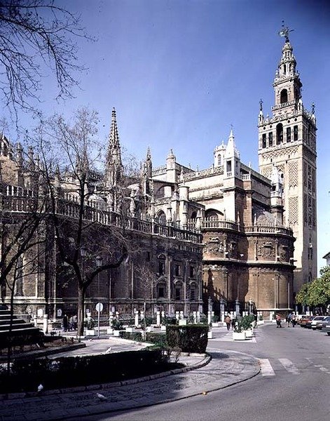 Widok na fasadę wschodnią z wieżą Giralda za nią autorstwa Spanish School