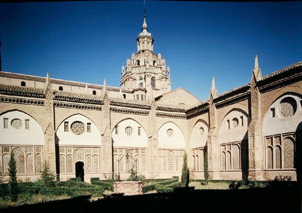 Widok na krużganki, zbudowane w latach 1504-29 autorstwa Spanish School