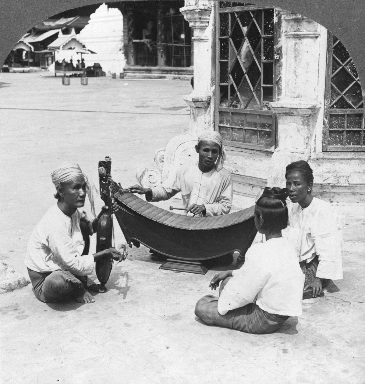 Muzycy, Pagoda Shwedagon, Rangun, Birma, 1908 autorstwa Stereo Travel Co
