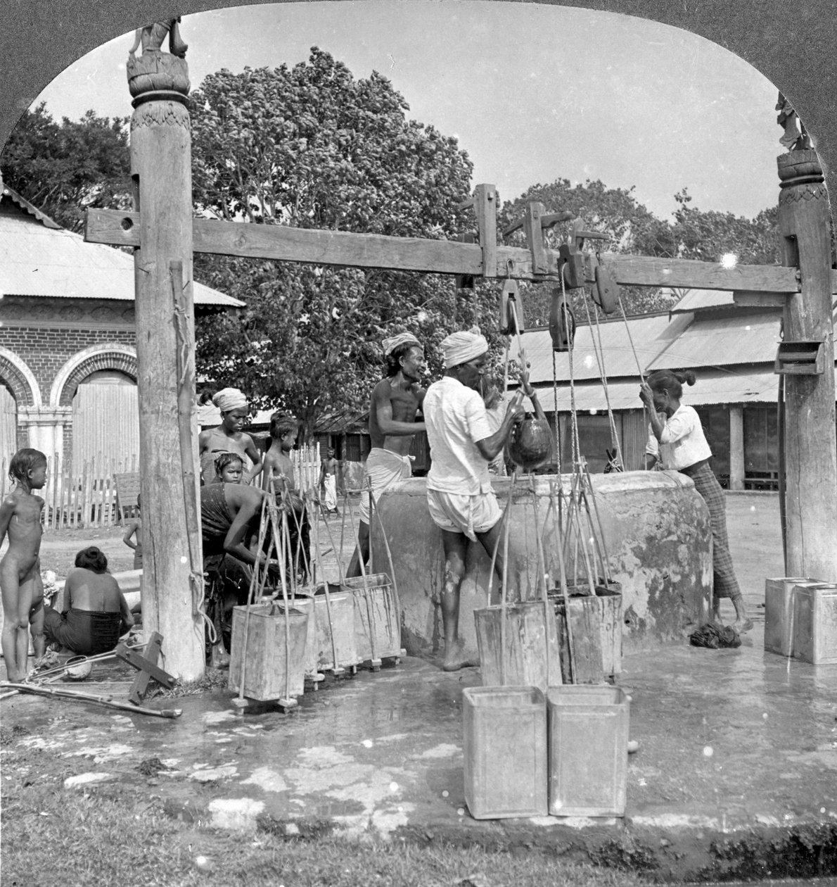 Studnie publiczne, Mandalay, Birma, 1908. autorstwa Stereo Travel Co