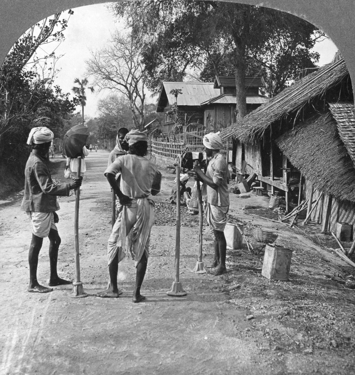 Naprawa dróg, Bhamo, Birma, 1908 autorstwa Stereo Travel Co