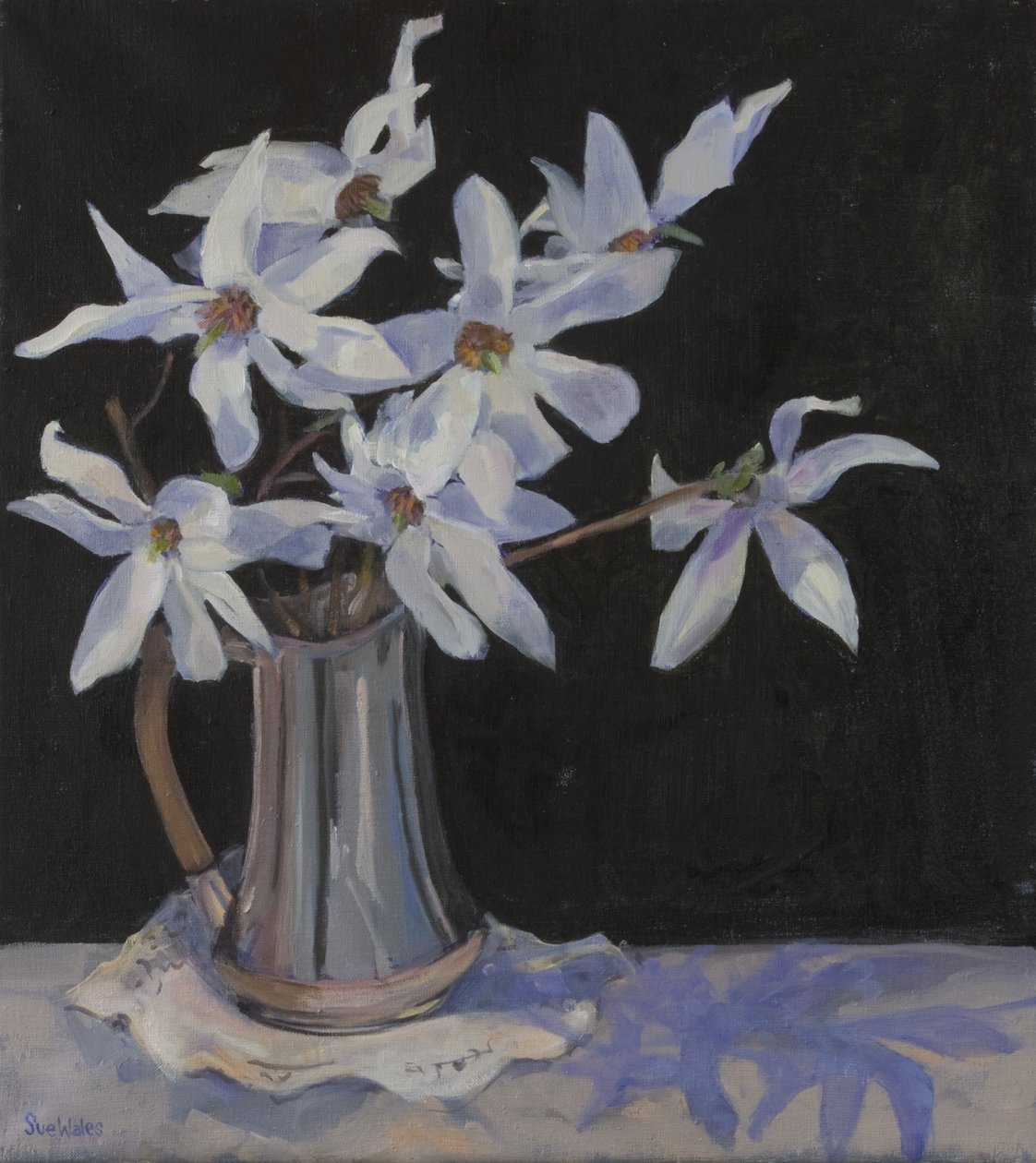 Białe magnolie w srebrnym dzbanku, 2019 autorstwa Sue Wales