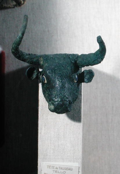 Głowa byka z królewskim sumeryjskim napisem, mocowanie do mebla lub harfy, z Telloh (starożytne Girsu) z wczesnego okresu dynastycznego, ok. 2500-2400 pne (miedź) (patrz także 65105) autorstwa Sumerian