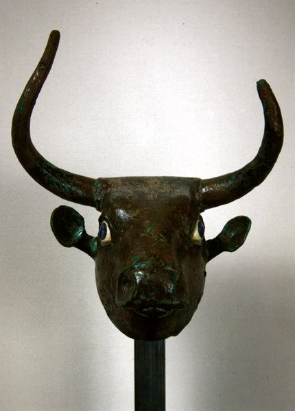 Głowa byka z królewskim sumeryjskim napisem, mocowanie do mebla lub harfy, po renowacji, z okresu wczesnego dynastii Telloh (starożytne Girsu), ok. 2500-2400 pne (miedź, muszla i lapi autorstwa Sumerian
