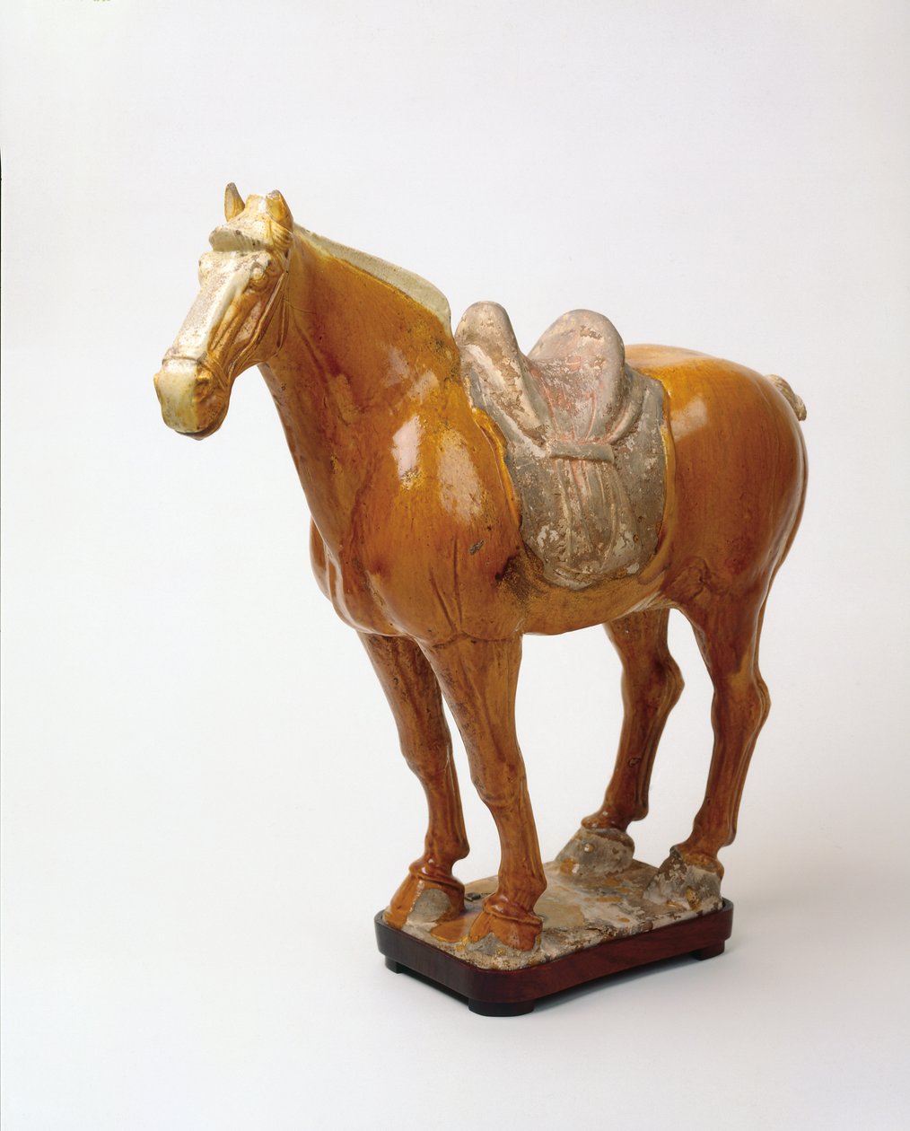 Koń z siodłem, dynastia Tang, 618-907 n.e. (formowana i rzeźbiona ceramika z żółtą glazurą z topnikiem ołowiowym) autorstwa Tang Dynasty Chinese School