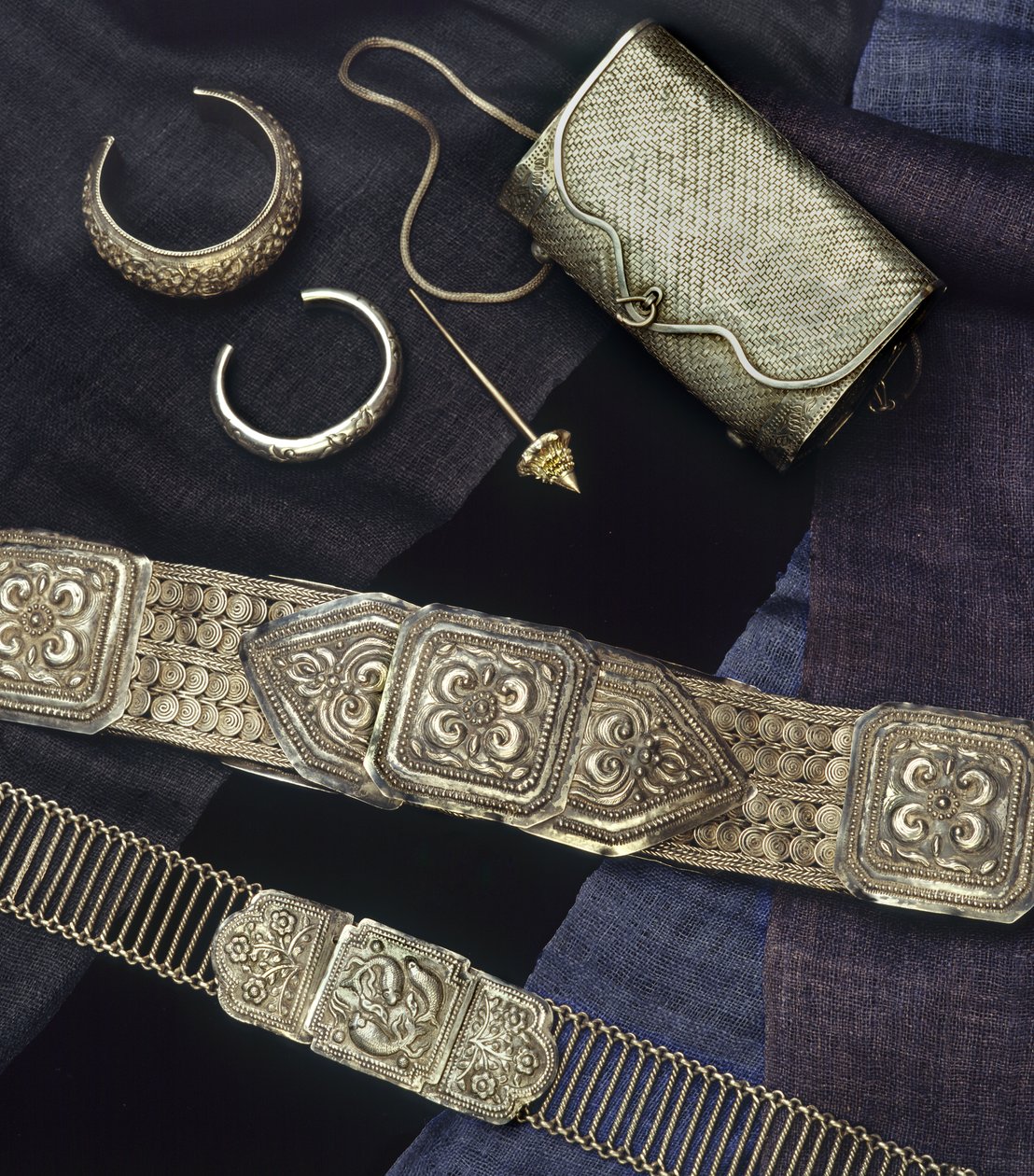 Biżuteria, torebka i paski, Tajlandia (srebrna) autorstwa Thai School
