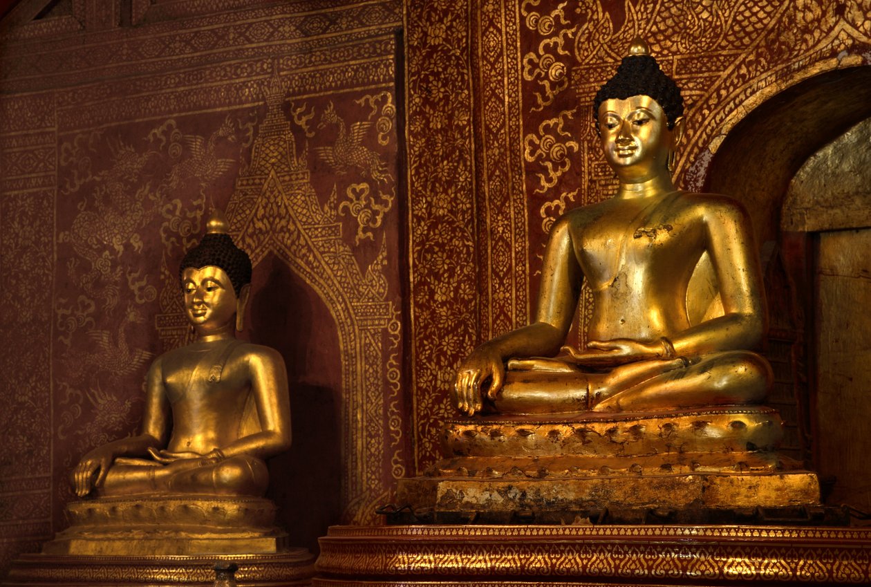 Budda Sihing (brąz) autorstwa Thai School