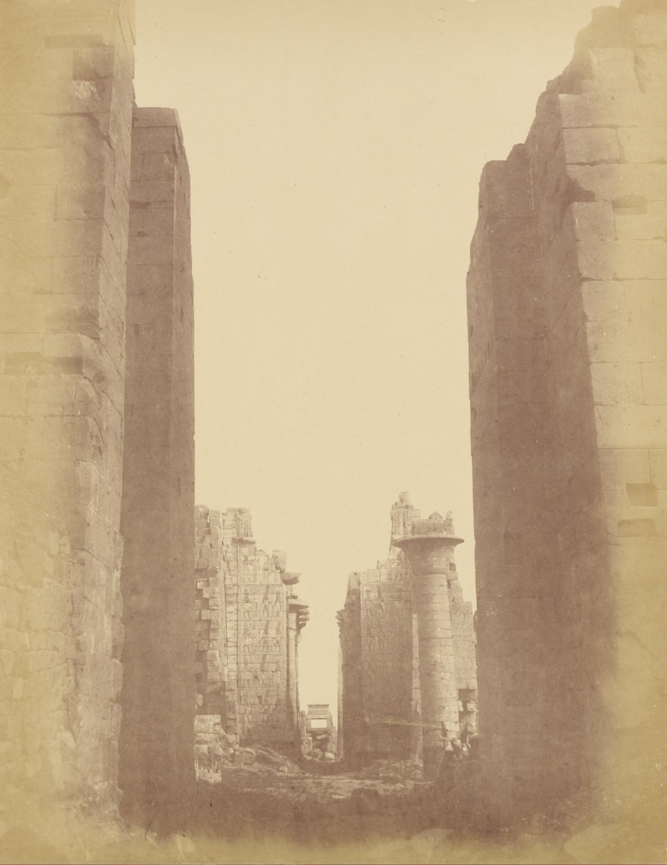 Karnak, Widok przez salę Hypostyle autorstwa Théodule Devéria